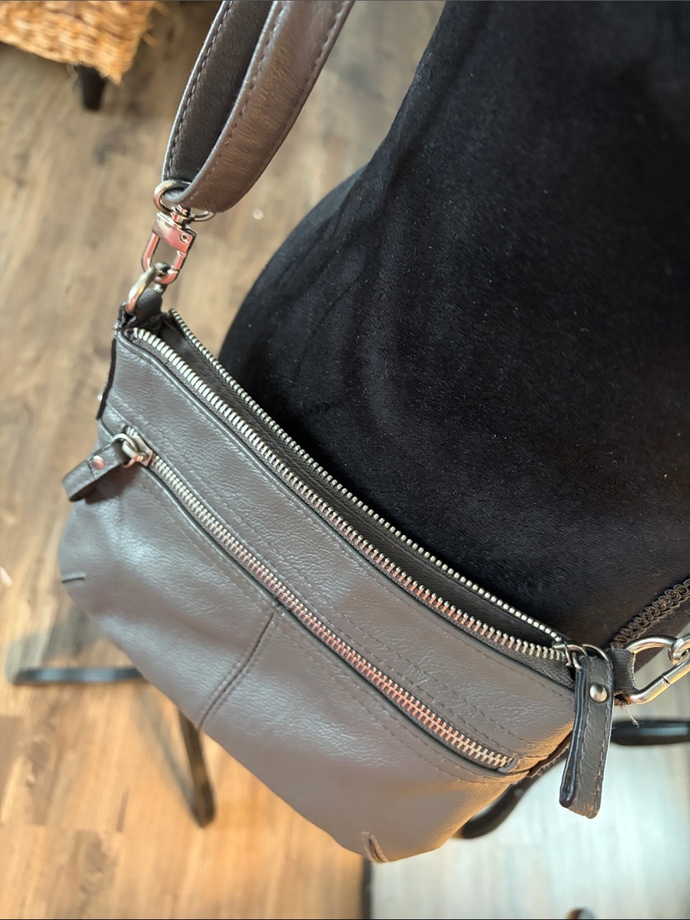 Women’s super cute cross body bag in medium gray